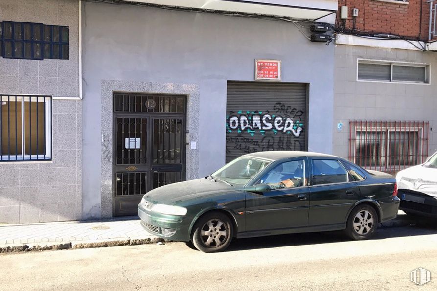 Retail for sale at Calle Eduardo Requenas, 12, Puente de Vallecas, Madrid, 28018 with wheel, car, window, door, automotive parking light, tire, automotive side marker light, vehicle, automotive lighting and automotive tire around