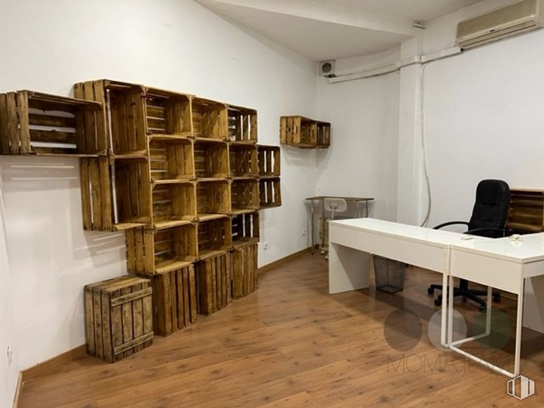 Retail for sale & for rent at Casco urbano, Valdemorillo, Madrid, 28210 with desk, chair, table, bookcase, furniture, property, building, shelf, wood and interior design around