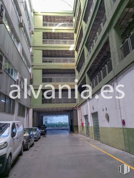 Industrial for sale at Calle Gamonal, Villa de Vallecas, Madrid, 28031 with car, building, tire, wheel, vehicle, automotive lighting, window, urban design, city and parking around