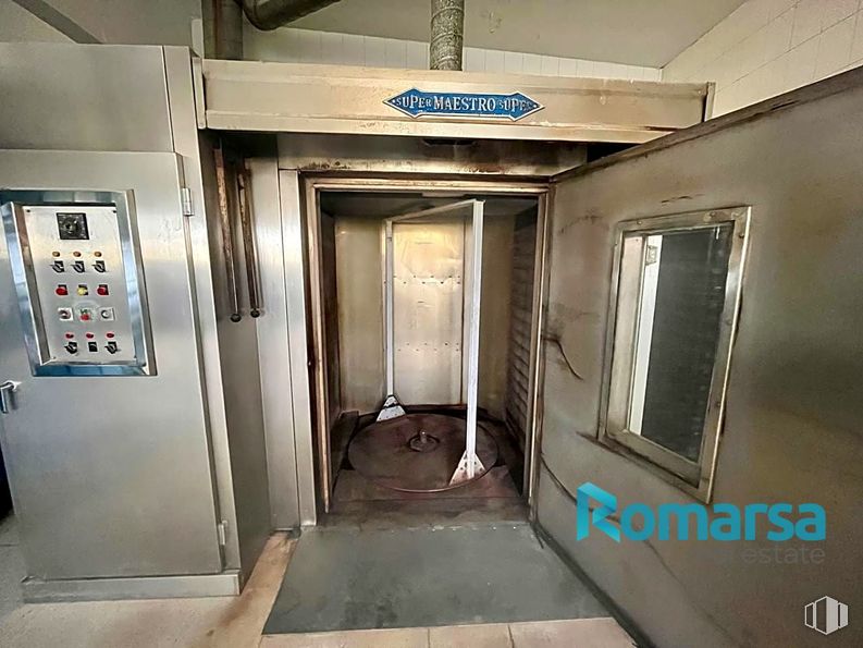 Industrial for sale & for rent at Carretera Piedrahita, Muñogalindo, Ávila, 05530 with fixture, gas, door, machine, room, metal, symmetry, building, aluminium and ceiling around