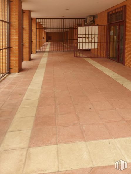 Local en venta en Calle Arijales, Parla, Madrid, 28980 con puerta, suelo de baldosas, madera, suelos, suelo, superficie de la carretera, material de construcción, material compuesto, madera dura y hall alrededor