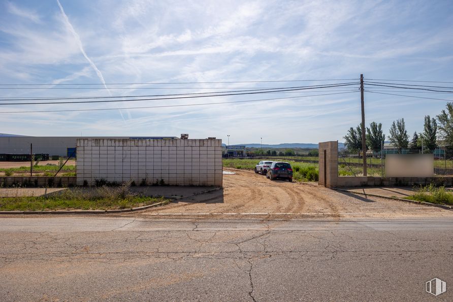 Land for sale at Avenida Cristóbal Colón, 232, Guadalajara, 19004 with building, cloud, sky, plant, car, vehicle, road surface, asphalt, land lot and tire around