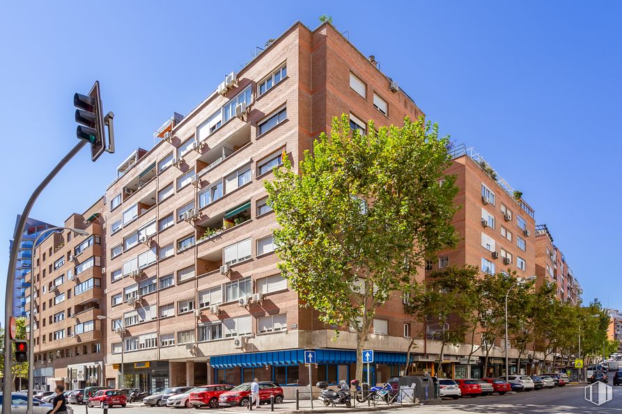 Local en venta en Calle Alustante, 3, Chamartín, Madrid, 28002 con edificio, semáforo, cielo, propiedad, coche, luz de la calle, ventana, rueda, neumático y vehículo alrededor