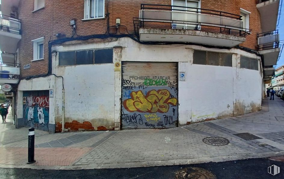 Local en alquiler y venta en Calle Jardín de la Duquesa, Vicálvaro, Madrid, 28032 con ventana, edificio, superficie de la carretera, ladrillo, graffiti, asfalto, arte, casa, pared y barrio alrededor