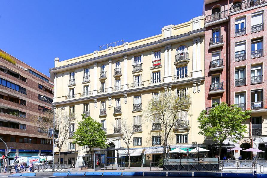 Local en alquiler y venta en Barrio Salamanca, Salamanca, Madrid, 28006 con edificio, cielo, ventana, propiedad, azul, árbol, diseño urbano, condominio, barrio y zona residencial alrededor