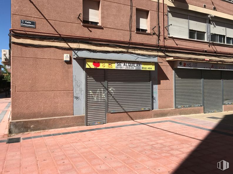 Local en alquiler en Calle Camelias, 5, Getafe, Madrid, 28903 con edificio, ventana, superficie de la carretera, asfalto, madera, albañilería, ladrillo, acera, sombra y ciudad alrededor