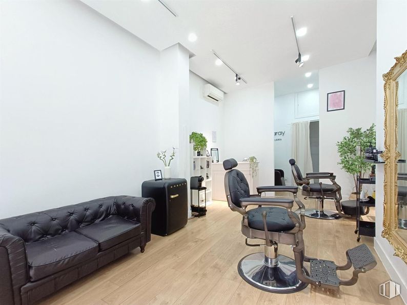 Retail for rent at Calle Blasco de Garay, Chamberí, Madrid, 28015 with couch, chair, houseplant, furniture, interior design, flooring, floor, beauty salon, room and ceiling around