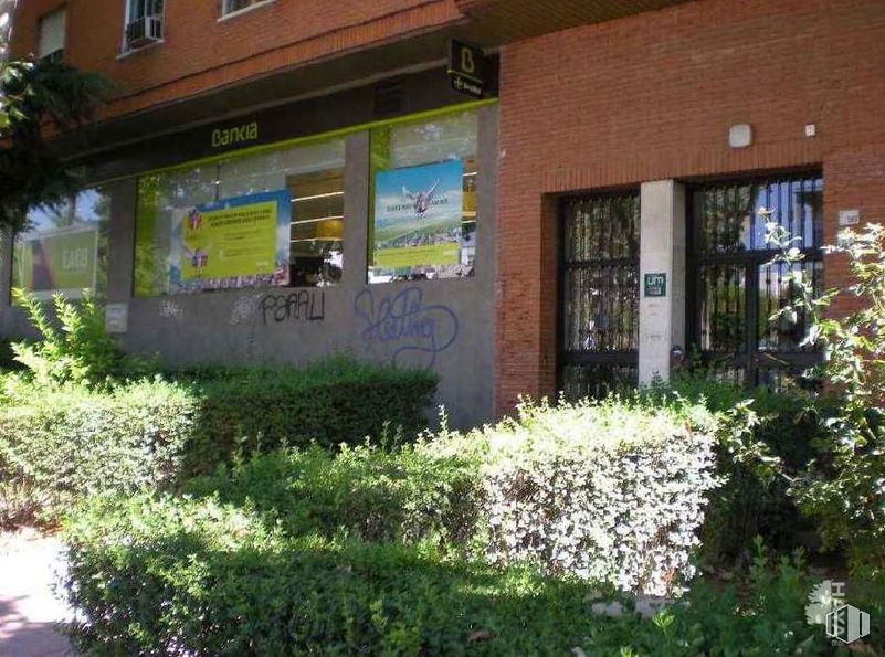 Retail for sale at Paseo Chopera, Alcobendas, Madrid, 28100 with building, window, plant, daytime, property, fixture, land lot, neighbourhood, residential area and wall around