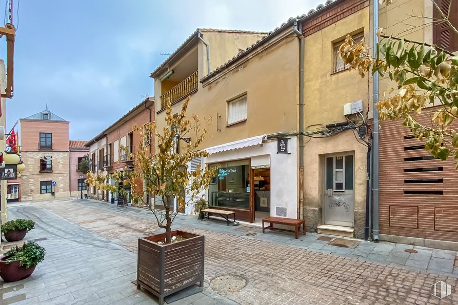 Local en alquiler en Calle Cervantes, Alcalá de Henares, Madrid, 28801 con maceta, ventana, puerta, edificio, planta, cielo, superficie de la carretera, diseño urbano, nube y suelos alrededor