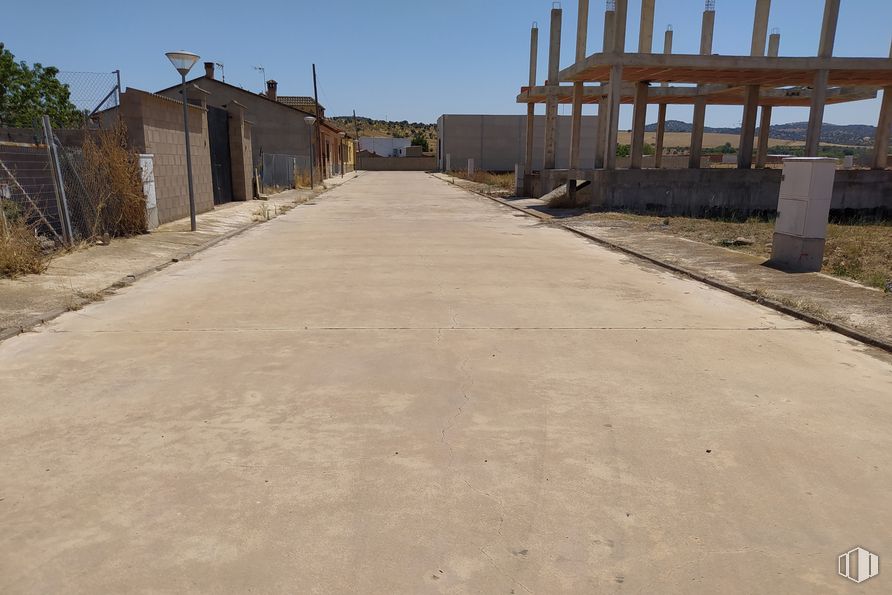 Land for sale at Travesía Flores, 20, Alcaudete de la Jara, Toledo, 45662 with sky, road surface, asphalt, land lot, wall, public space, landscape, rural area, thoroughfare and plant around