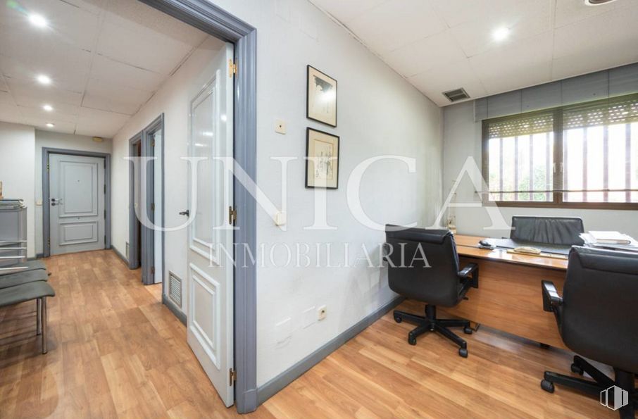 Oficina en venta en Nueva España, Chamartín, Madrid, 28016 con silla, puerta, ventana, escritorio, mueble, ebanistería, edificio, madera, interiorismo y accesorio alrededor