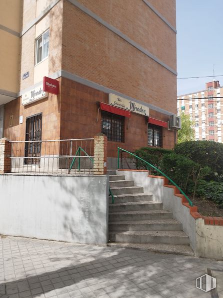 Retail for rent at Calle Rafael Finat, La Latina, Madrid, 28044 with building, window, plant, stairs, road surface, urban design, wall, brick, sidewalk and real estate around