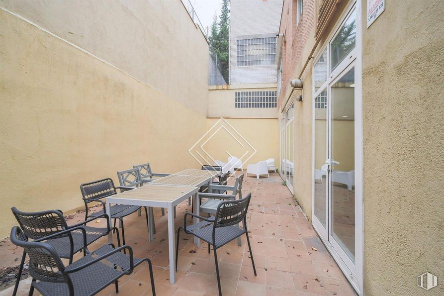 Oficina en alquiler en Zona Guindalera, Salamanca, Madrid, 28028 con silla, ventana, mesa, mesa de cocina y comedor, mueble, propiedad, edificio, madera, sombra y muebles de exterior alrededor