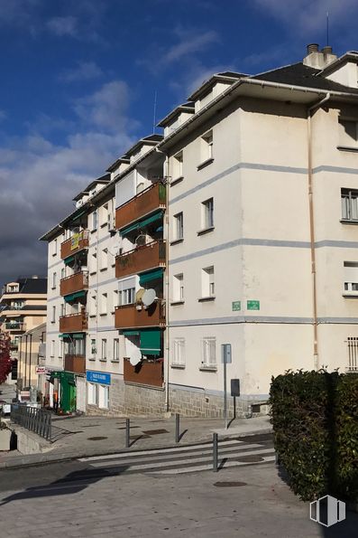 Local en venta en Calle Luceros, 2, Collado Villalba, Madrid, 28400 con edificio, nube, cielo, ventana, planta, casa, diseño urbano, condominio, zona residencial y fachada alrededor