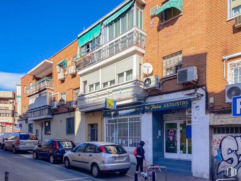 Local en venta en Calle Sierra Gádor, 17, Villa de Vallecas, Madrid, 28031 con coche, ventana, persona, edificio, rueda, neumático, vehículo terrestre, vehículo, azul y cielo alrededor