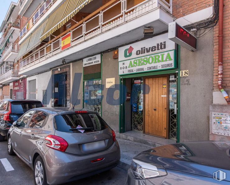 Local en venta en Calle Centenera, Ciudad Lineal, Madrid, 28017 con coche, neumático, rueda, vehículo, matrícula del vehículo, edificio, ventana, iluminación del automóvil, neumático de automoción y puerta alrededor