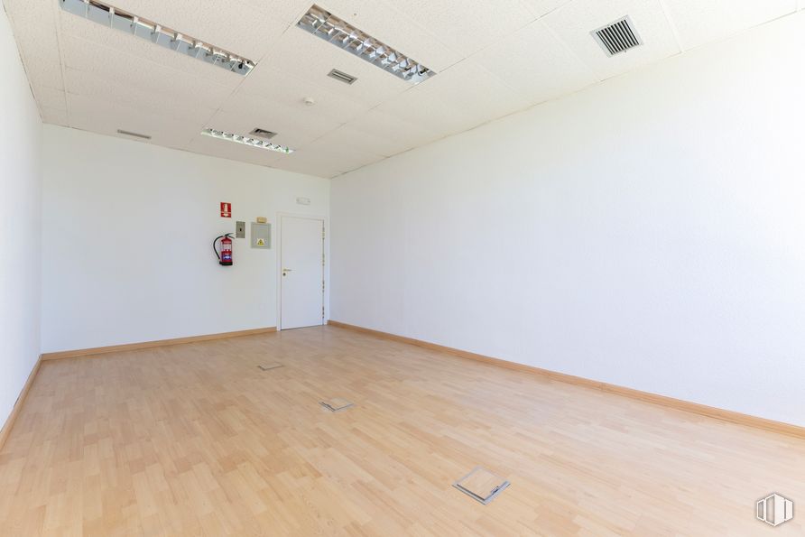 Oficina en alquiler en Edificio París, Calle Rozabella, 6, Las Rozas de Madrid, Madrid, 28230 con madera, pasillo, pared, pavimentos, pintura, edificio, tinte para madera, madera, accesorio y suelo laminado alrededor