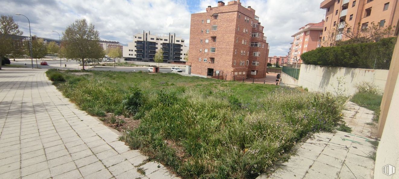 Land for sale at Avenida Derechos Humanos, Ávila, 05003 with building, cloud, plant, sky, property, window, land lot, tree, road surface and vegetation around