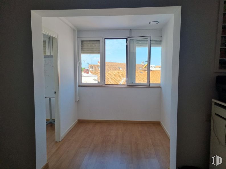 Oficina en alquiler en Calle Gran Vía, 28, Majadahonda, Madrid, 28220 con ventana, suelos, madera, suelo, apartamento, interiorismo, habitación, vidrio, suelos de madera y tinte para madera alrededor