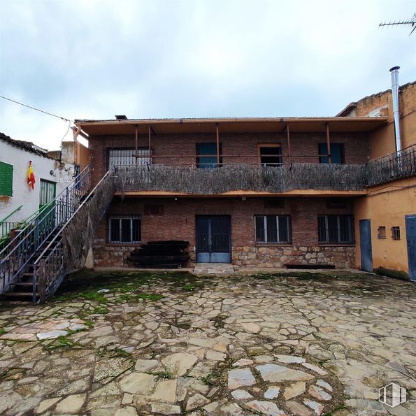 Retail for sale at Zona Centro, Piñuécar-Gandullas, Madrid, 28737 with house, door, window, sky, cloud, land lot, wood, building, residential area and facade around