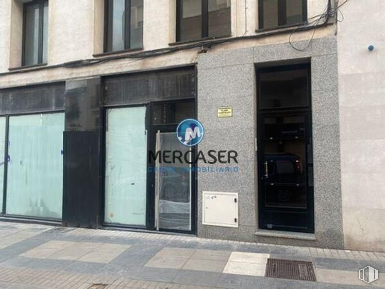 Retail for sale at Calle Real, 2, Arganda del Rey, Madrid, 28500 with window, door and glass around