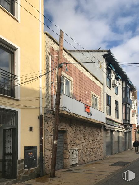 Local en venta en Avenida Constitución, 14, Mejorada del Campo, Madrid, 28840 con ventana, puerta, nube, cielo, edificio, accesorio, madera, superficie de carretera, diseño urbano y luz de la calle alrededor