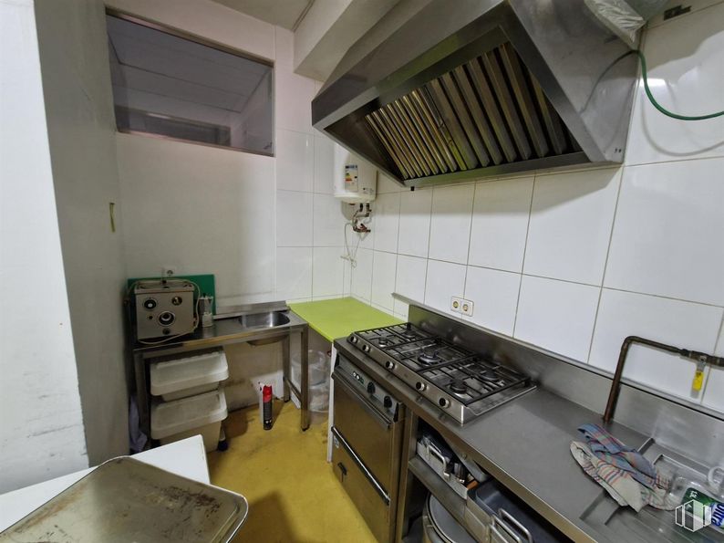 Local en venta en Zona centro, Leganés, Madrid, 28912 con estufa de gas, aparato de cocina, electrodoméstico, encimera, tostadora, ebanistería, propiedad, fregadero, fregadero y grifo alrededor