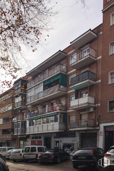 Nave en alquiler en Calle Ezequiel Solana, 38, Ciudad Lineal, Madrid, 28017 con coche, edificio, camioneta, rueda, neumático, cielo, propiedad, ventana, vehículo y diseño urbano alrededor