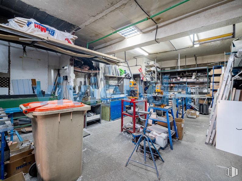 Local en venta en Calle Pablo Serrano, Hortaleza, Madrid, 28043 con contenedor de basura, techo, máquina, ingeniería, metal, taller, industria, estantería, estante y taller de herramientas alrededor