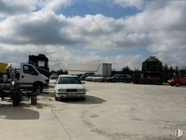 Industrial for sale at Tiñosillos, Tiñosillos, Ávila, 05165 with car, truck, cloud, wheel, sky, automotive parking light, land vehicle, vehicle, tire and automotive tire around