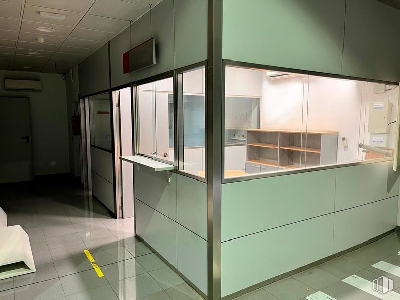 Industrial for rent at Calle Fundición, 101, Rivas-Vaciamadrid, Madrid, 28529 with interior design, flooring, ceiling, floor, lighting, glass, transparency, cleanliness, aluminium and daylighting around