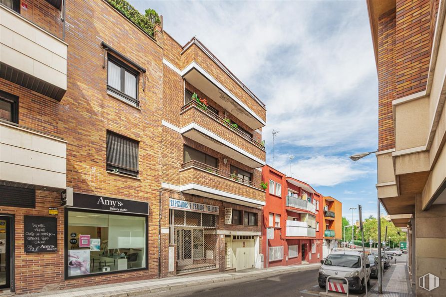 Retail for rent at Zona centro, Majadahonda, Madrid, 28220 with car, window, building, cloud, sky, urban design, door, vehicle, road surface and neighbourhood around