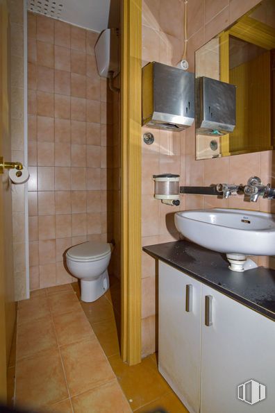 Local en venta en Calle San Emilio, Ciudad Lineal, Madrid, 28017 con inodoro, fregadero, ebanistería, mueble de baño, espejo, propiedad, lavabo, grifo, accesorios de fontanería y cuarto de baño alrededor