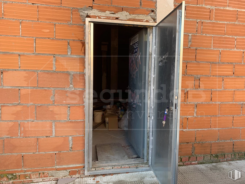 Retail for sale at Calle Ventanilla, 8, Colmenarejo, Madrid, 28270 with door, fixture, wood, brick, brickwork, building material, home door, gas, composite material and facade around