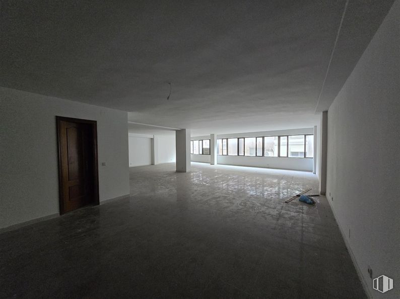 Office for sale at Calle Sol, 32, Talavera de la Reina, Toledo, 45600 with door, window, flooring, floor, ceiling, interior design, composite material, hall, daylighting and tile flooring around