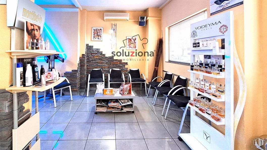 Local en alquiler en Calle Dr. Barraquer, 7, Getafe, Madrid, 28903 con silla, mueble, publicidad, diseño, salón de belleza, estante y planta de interior alrededor