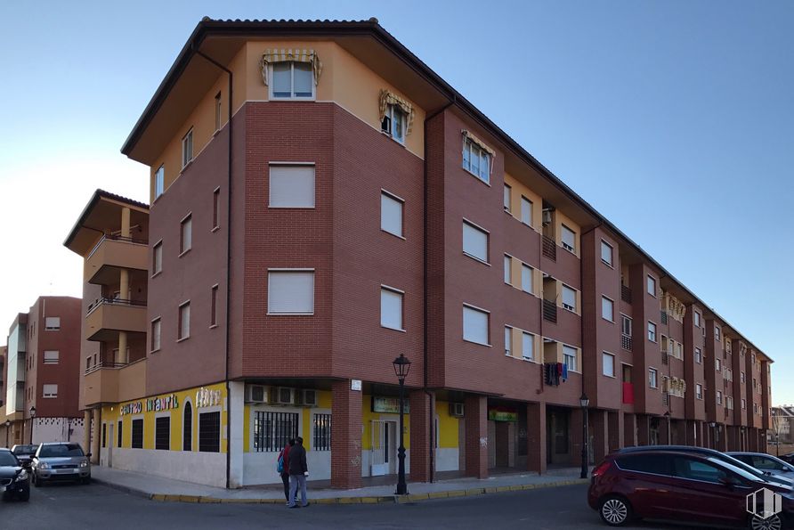 Retail for sale at Calle Novios, 6, Tarancón, Cuenca, 16400 with car, building, wheel, automotive parking light, tire, land vehicle, sky, window, vehicle and house around