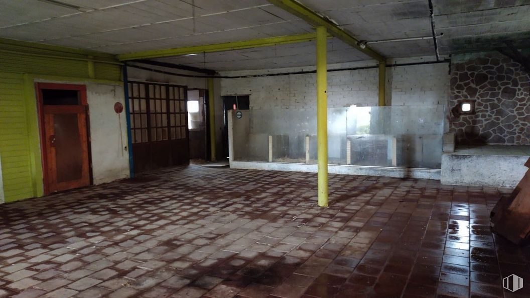 Industrial for sale at Carretera Valmojado, Cedillo del Condado, Toledo, 45214 with door, architecture, floor, flooring, fixture, tile flooring, ceiling, hall, composite material and gas around