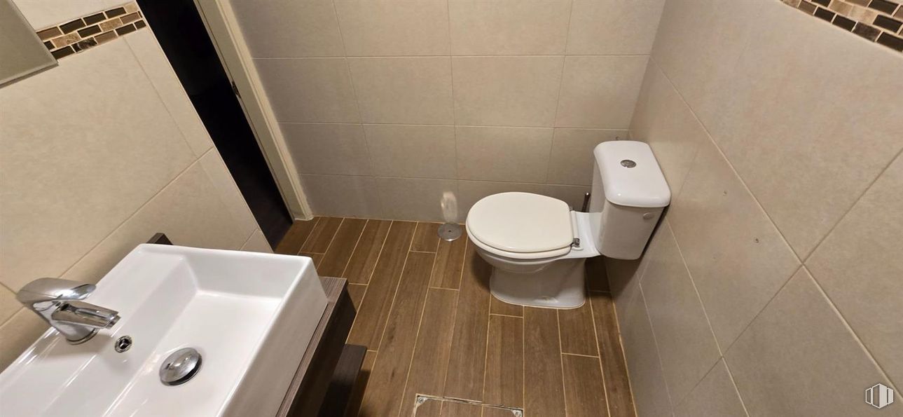 Retail for sale at Puente de Vallecas - Portazgo, Puente de Vallecas, Madrid, 28038 with toilet, sink, tap, toilet seat, wall, flooring, plumbing fixture, bathroom, floor and plumbing around