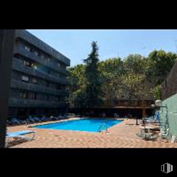 Oficina en alquiler y venta en Calle Julián Besteiro, 35, Tetuán, Madrid, 28020 con edificio, agua, cielo, piscina, azure, árbol, rectángulo, casa, planta y paisaje natural alrededor