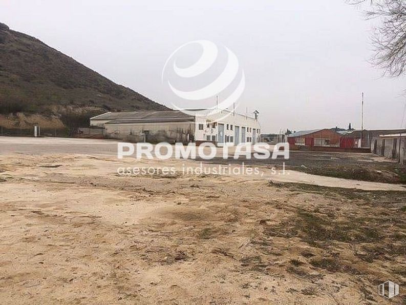 Nave en venta en Zona industrial, Paracuellos de Jarama, Madrid, 28860 con cielo, paisaje natural, lote de terreno, pendiente, paisaje, relieve montañoso, zona rural, fuente, hierba y carretera alrededor