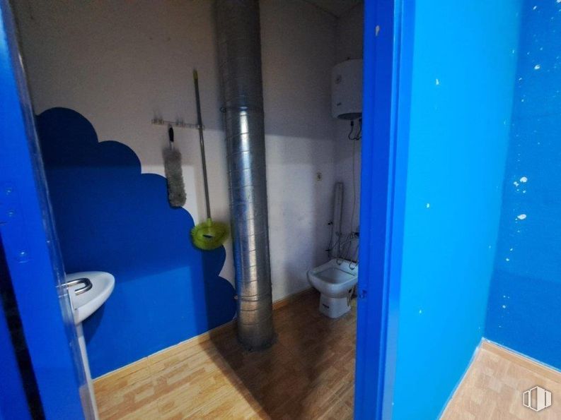 Retail for rent at General Villalba, Toledo, 45003 with toilet, sink, bidet, blue, flooring, floor, paint, plumbing, plumbing fixture and cleanliness around