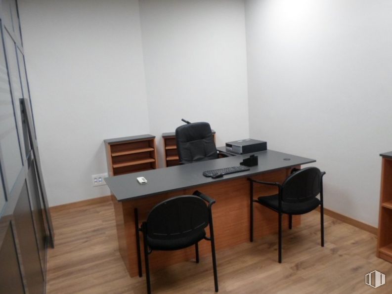 Oficina en alquiler en Calle Escaño, Getafe, Madrid, 28901 con silla, mesa, mueble, escritorio del ordenador, silla de oficina, escritorio, escritorio, madera, edificio y interiorismo alrededor