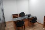 Office for rent at Calle Escaño, Getafe, Madrid, 28901 with chair, table, furniture, computer desk, office chair, desk, writing desk, wood, building and interior design around