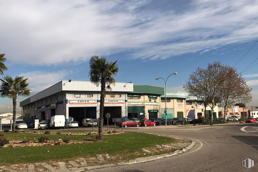 Retail for rent at Calle San Juan, 2, Fuenlabrada, Madrid, 28946 with building, street light, sky, cloud, plant, car, wheel, infrastructure, tree and vehicle around