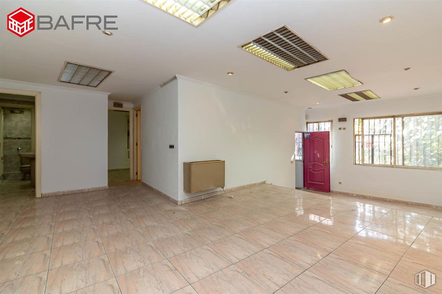 Local en alquiler y venta en Calle Serafín Gómez, Carabanchel, Madrid, 28019 con puerta, ventana, lámpara, alumbrado, suelos, suelo, techo, madera, interiorismo y habitación alrededor