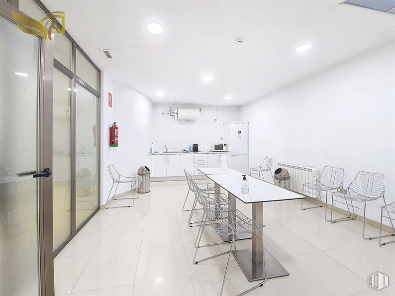 Office for sale at Calle Vega, Torrijos, Toledo, 45500 with table, chair, furniture, building, interior design, desk, hall, floor, flooring and ceiling around