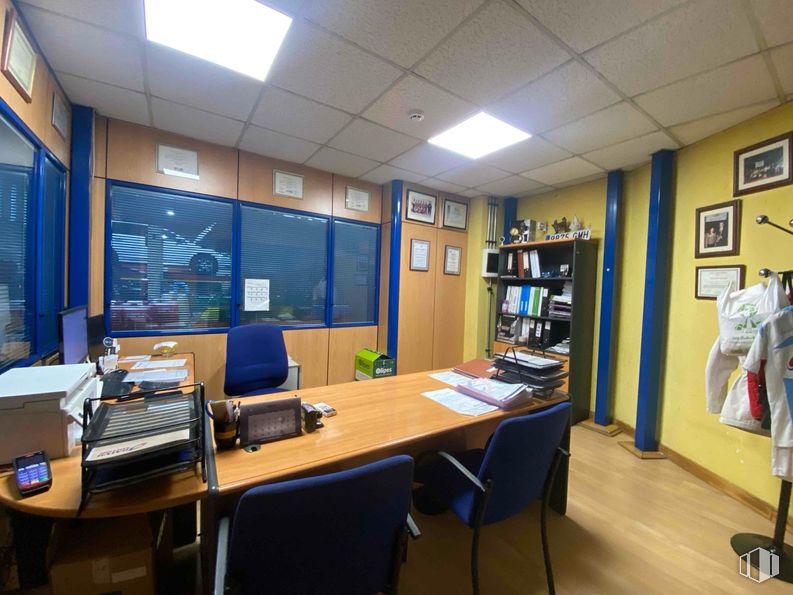 Industrial for sale at Zona empresarial, Alcobendas, Madrid, 28100 with chair, light fixture, lighting, desk, clothing, furniture, interior design, table, office chair and office equipment around