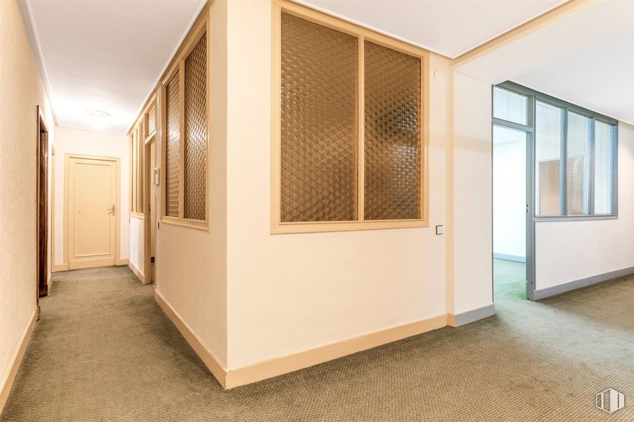 Oficina en venta en Calle Rafael Calvo, Chamberí, Madrid, 28010 con puerta, ventana, edificio, madera, sombra, accesorio, hall, interiorismo, suelo y suelos alrededor