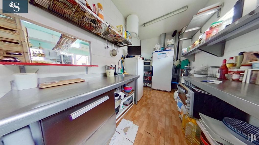 Local en alquiler en Calle Salvadiós, Colmenar Viejo, Madrid, 28770 con refrigerador, encimera, edificio, interiorismo, suelo, madera, suelos, ebanistería, cocina y estantería alrededor